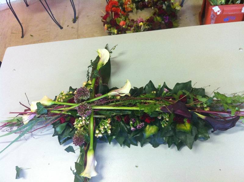 croix-compo-obseques-fleuriste-art-et-nature